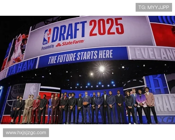 NBA季后赛焦点之战两大巨星巅峰对决引爆全场球迷持续不断热议 NBA季后赛焦点之战两大巨星巅峰对决引爆全场球迷持续不断热议